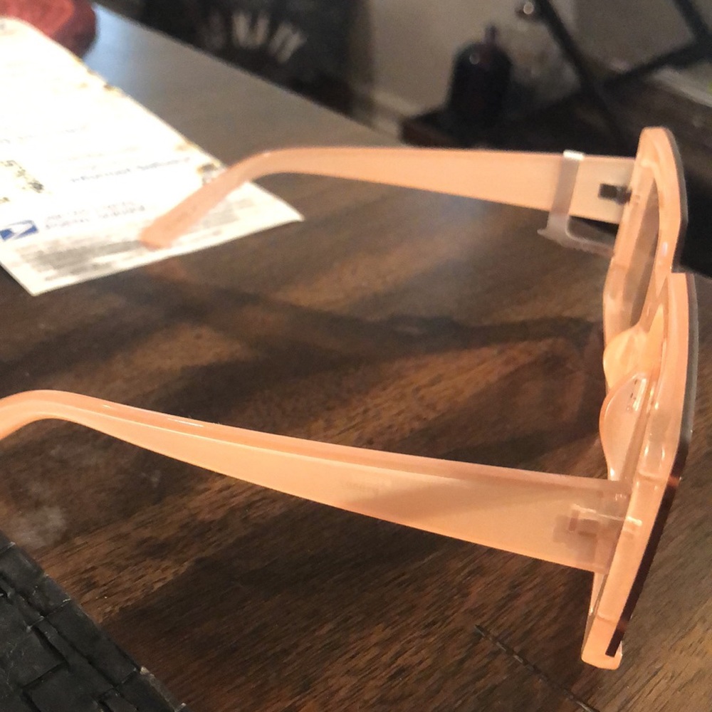 Bracelet & Sunglasses - Picture 4 of 6